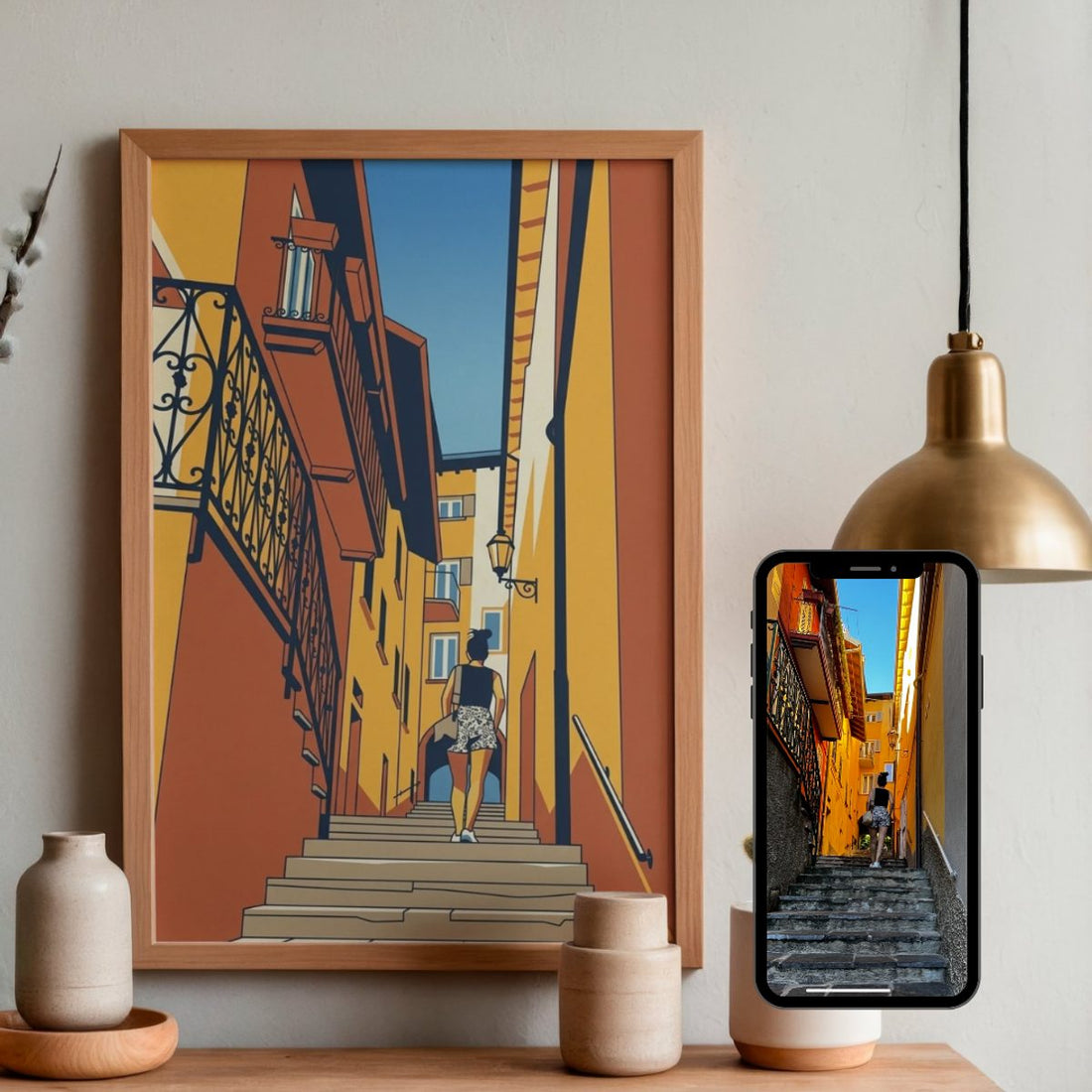 Affiche illustrée d’une ruelle italienne aux façades ocre, avec la photo d’origine affichée sur un téléphone